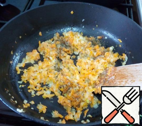 Prepare the roast. Chop the onion, grate the carrots on a fine grater, passer them in a frying pan with a small amount of vegetable oil, add salt, add 1 tsp. thyme, mix. Add the roast to the cooled buckwheat groats, mix.