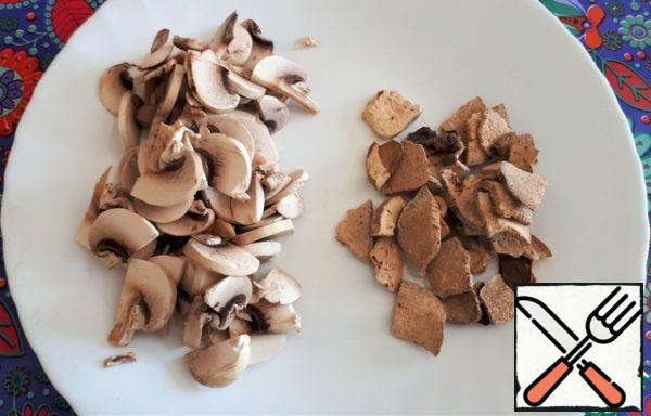 Mushrooms cut into plates, dried porcini mushrooms just take out of a linen bag and sniff with a satisfied smile. Oh, how wonderful they smell! Just before laying the porcini mushrooms, put them in a bowl, pour the broth from the soup and let them stand for 5 minutes. Then, together with the infused broth, we will send them to the soup.