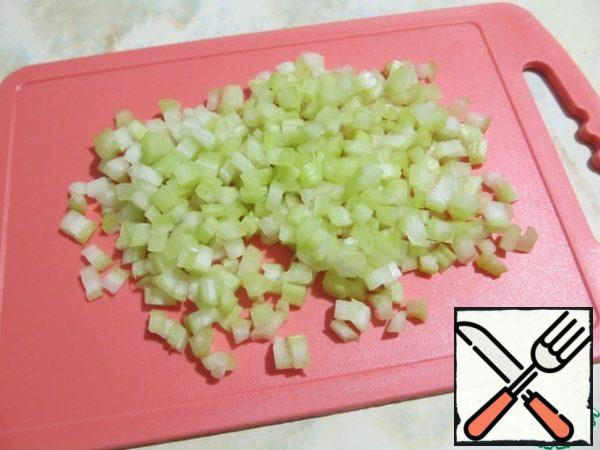 Cut the celery stalks finely.