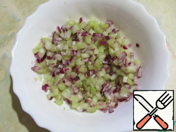 Put the onion and celery in a bowl, add salt, sugar and wine (or apple) vinegar. Stir and leave to marinate for 5 minutes.
