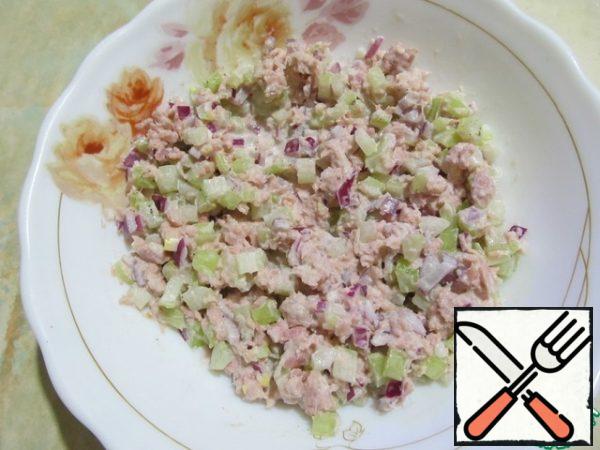 Wash the onion and celery a little with water and add to the tuna, season with mayonnaise, pepper and salt to taste.