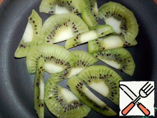 Peel the kiwi and cut it into slices.