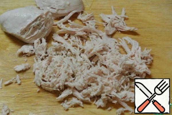 Boil the chicken fillet in boiling salted water for 20 minutes. Allow to cool. Disassemble into fibers.