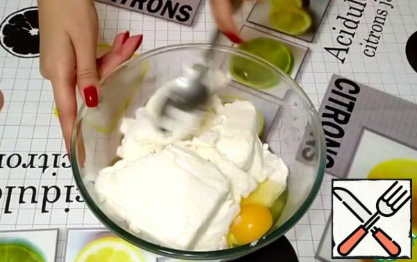 In the cottage cheese, break the eggs.
Rub the eggs with cottage cheese.