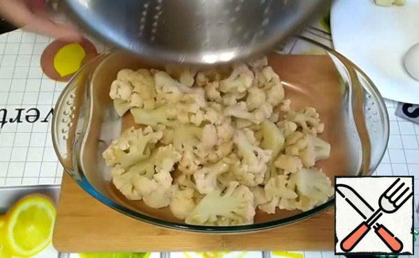 We throw the cabbage in a colander.
Transfer to a baking dish.