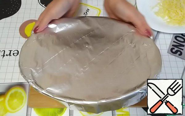 Cover with foil.
We send it to the preheated oven to 200 degrees for about 20 minutes.