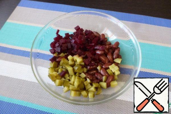 Cut the pickles and boiled beets into cubes. Transfer to a bowl with the cooked beans.