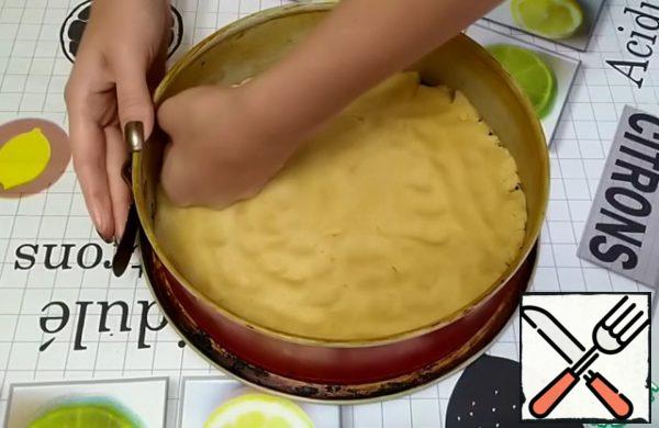 Then we will distribute the dough in the form. I have a diameter of 22 cm.
We send it to the preheated oven to 180 degrees for about 15-20 minutes.
The finished cake should cool down in the form. You do not need to release the ring!
