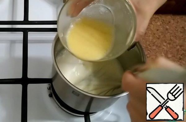 Milk boiled, remove it from the heat. Add the pudding to the milk in a thin stream, stirring continuously.