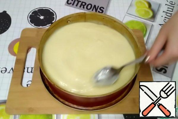 Cover the cake with the resulting, still hot cream. Let it cool.