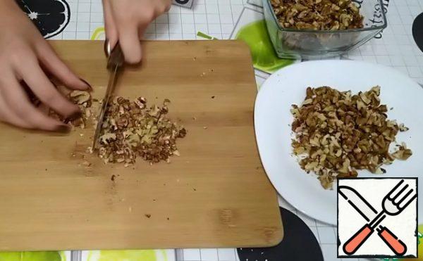 Prepare the top layer.
To begin with, walnuts need to be slightly crushed.