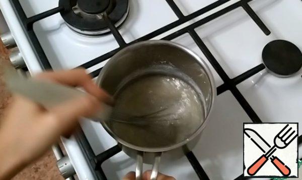 In a saucepan, pour the sugar, add 3-4 tablespoons of water.
Cook over low heat, stirring, until the sugar dissolves.
Sugar should get a golden color.