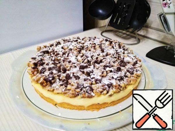 You can also sprinkle with powdered sugar.
With powdered sugar, it turned out too much))) Snow cake turned out))) You need very little powder.
It turns out a delicate pie. Walnuts are perfectly combined with vanilla cream.
Bon Appetit!