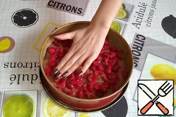 Spread the cherries on top of the dough.
Lightly press them in.
We send it to the preheated oven to 180 degrees for about 50 minutes.
Check readiness with a wooden skewer.