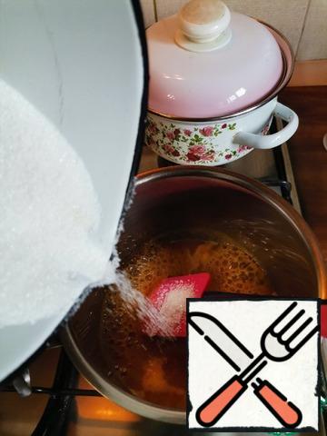 Then slowly," rain " pour sugar and pectin into the puree, without ceasing to stir intensively. When the puree with sugar boils, add the glucose syrup and cook over medium heat, stirring all the time, for about 15 minutes.