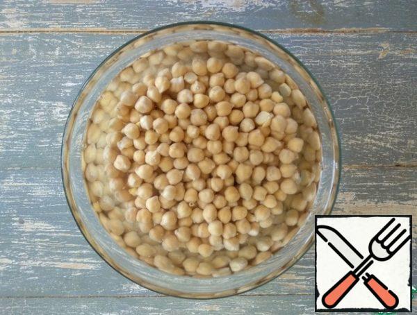 Rinse 2-3 times, cover with water and leave for 4-5 hours, preferably overnight. Then drain the water, put the chickpeas in a saucepan, add water, salt (1/2 tbsp. l) and cook until tender, about 1 h - 1 h. 20 min.