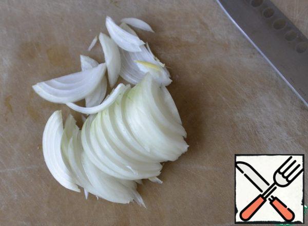 Peel the onion, cut it with feathers.