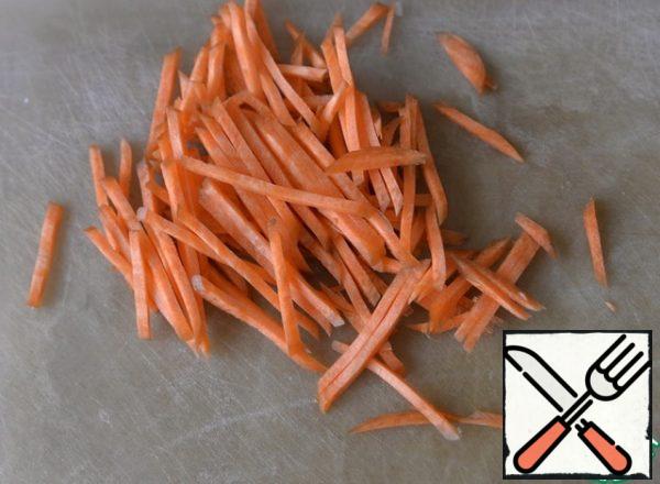 Carrots are cleaned, cut into thin strips or three on a grater.