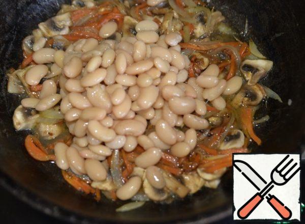Put the finished boiled beans, mix.