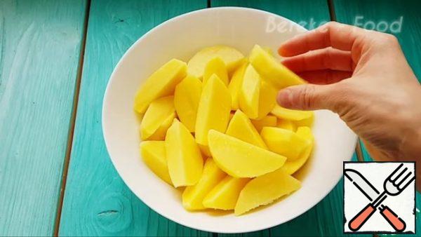 Potatoes are cleaned, washed and divided into such slices, preferably of the same size.