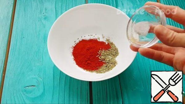 We make a mixture of spices, I took dried rosemary, black pepper, paprika and salt, mix everything.