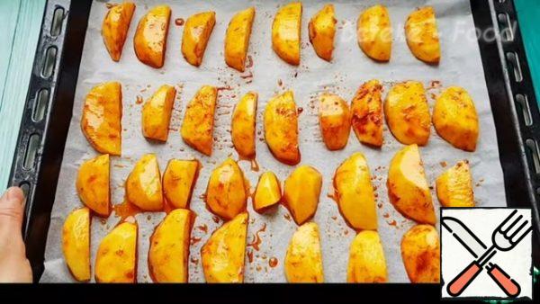 And I put it on a baking sheet covered with parchment and send it to the preheated oven to 180 degrees for 40 minutes, be guided by your oven.