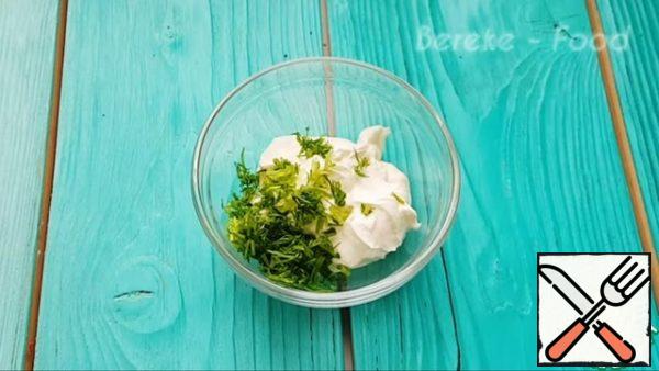 Make the sauce, put the chopped dill, finely chopped pickles, chopped garlic in the mixture of sour cream and mayonnaise and mix everything. The sauce is ready!