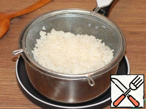 Cook the rice according to the instructions on the package until it is completely softened (do not add salt and sugar to the water). Drain the water.