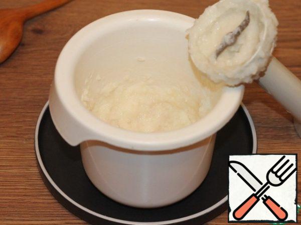 Put the rice in the bowl of a blender, add 50 ml of water and grind with a blender.