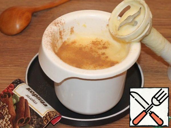 Add 100 ml of water to the bowl, add cinnamon to taste, mix and beat with a blender.