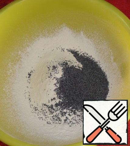 In a cup, sift the flour. Add sugar, baking powder and poppy seeds.
