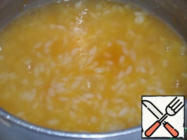 We put the pan on the fire. Bring the contents to a boil. Then reduce the heat to a minimum and cook the porridge, stirring occasionally, for 20 minutes. Then remove the pan from the heat, close the lid tightly and leave for 5 minutes.