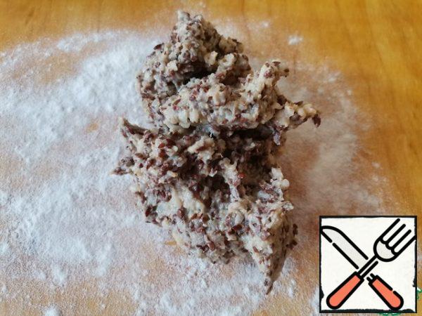 Sprinkle the work surface with rice flour and spread the rice mass. It is very sticky, so you can lubricate your hands with vegetable oil. Adding flour, so that the mass does not stick to the surface, we roll out the thinnest layer possible. Using a wet knife, cut the rice dough into squares.