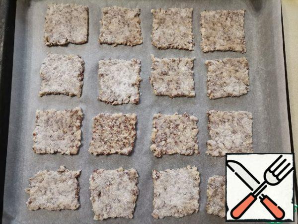 The oven is heated to 180 degrees. Cover the baking sheet with parchment and lay out the rice squares. Bake for 15 minutes, then take out the baking sheet and turn the chips on the other side. Bake for another 10-15 minutes. The main thing is not to overdo it! As soon as they start to brown, they are ready.