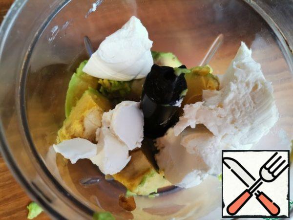 In the bowl of a blender, put the ripe, peeled avocado, salt and cream cottage cheese.