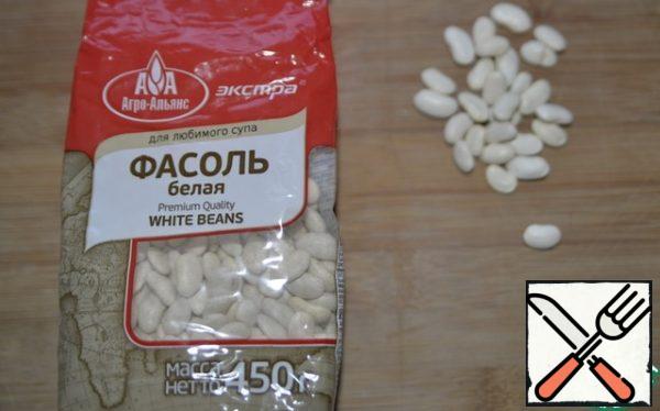We take the beans, I have white. Wash, soak for a couple of hours, preferably overnight. Then pour water in a ratio of 1 to 5, bring to a boil and cook over medium heat until ready, at least 1 hour. I cooked for 75 minutes.