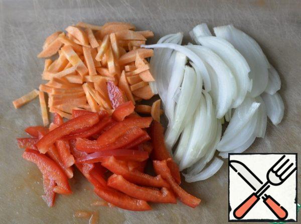 Onions, bell peppers and carrots are cleaned, cut into strips.