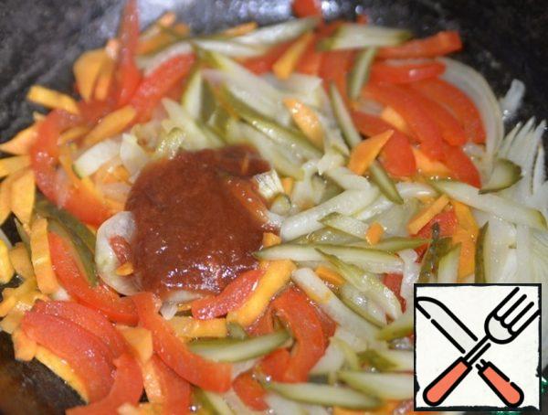 Put the tomato, stir, and simmer for 5 minutes over medium heat.