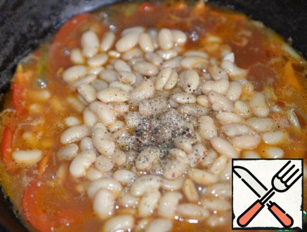 Put the beans together with the remaining liquid. If it is not left, then add 100 ml of boiling water. Add salt, sugar, and a mixture of peppers. Stir and simmer for 5 minutes on low heat.