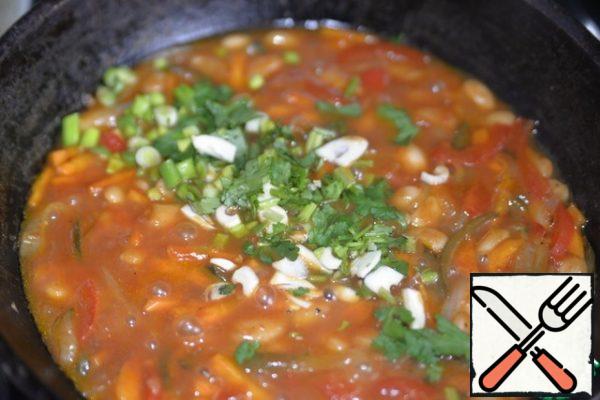 Put the chopped garlic, coriander, green onions.