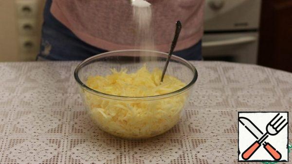 We peel the zucchini from the skin and from the seeds. Grate on a grater. If the zucchini is young, it is not necessary to clean them. The skin and seeds are tender. After we have grated, sprinkle with salt and set aside for 15 minutes, waiting for it to give juice.