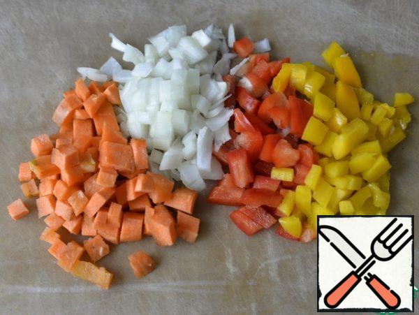 Onions, carrots and peppers are washed, cleaned. I took two colors of pepper for beauty. Cut the vegetables into cubes.