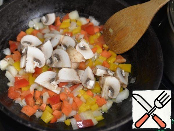 Add the chopped mushrooms, mix. Fry for 5 minutes.