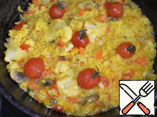 Rice should not be overcooked and become smudged. The finished rice is mixed with vegetables, and cherry tomatoes are inserted on top.