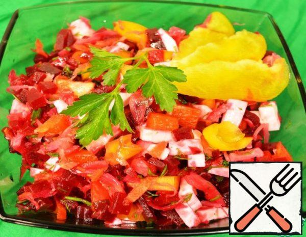In a deep bowl, spread the cabbage. Bulgarian pepper is cut into small cubes and sent to the cabbage. Beetroot is also cut into cubes and combined with cabbage and pepper. 