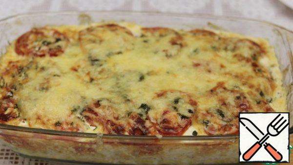 The casserole with a golden crust is ready. Serve with fresh vegetables. Bon appetit.