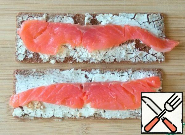 Then get the loaves, apply another layer of cottage cheese, spread the pieces of salmon on top.