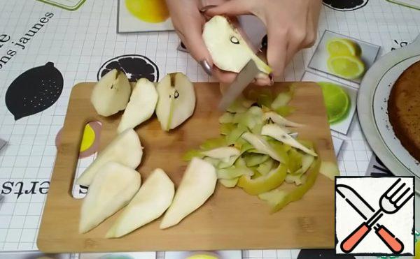 Pears need to be peeled.
We cut them into quarters, peel them from the seeds.