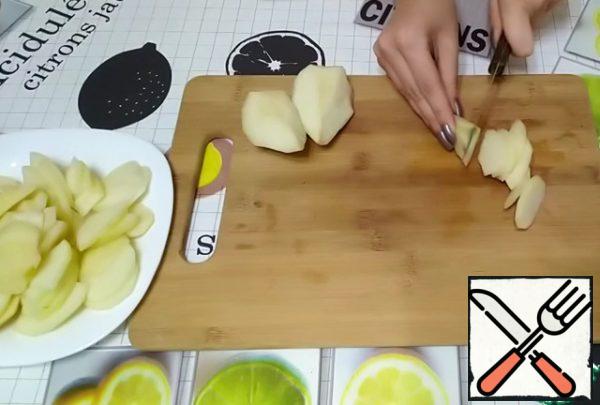 Cut the pears into thin plates.