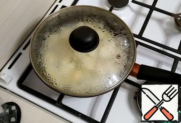 Put the pears in the pan.
Pour out the vanilla sugar.
Add 100 ml of warm water.
Simmer under a closed lid for about 4 minutes.